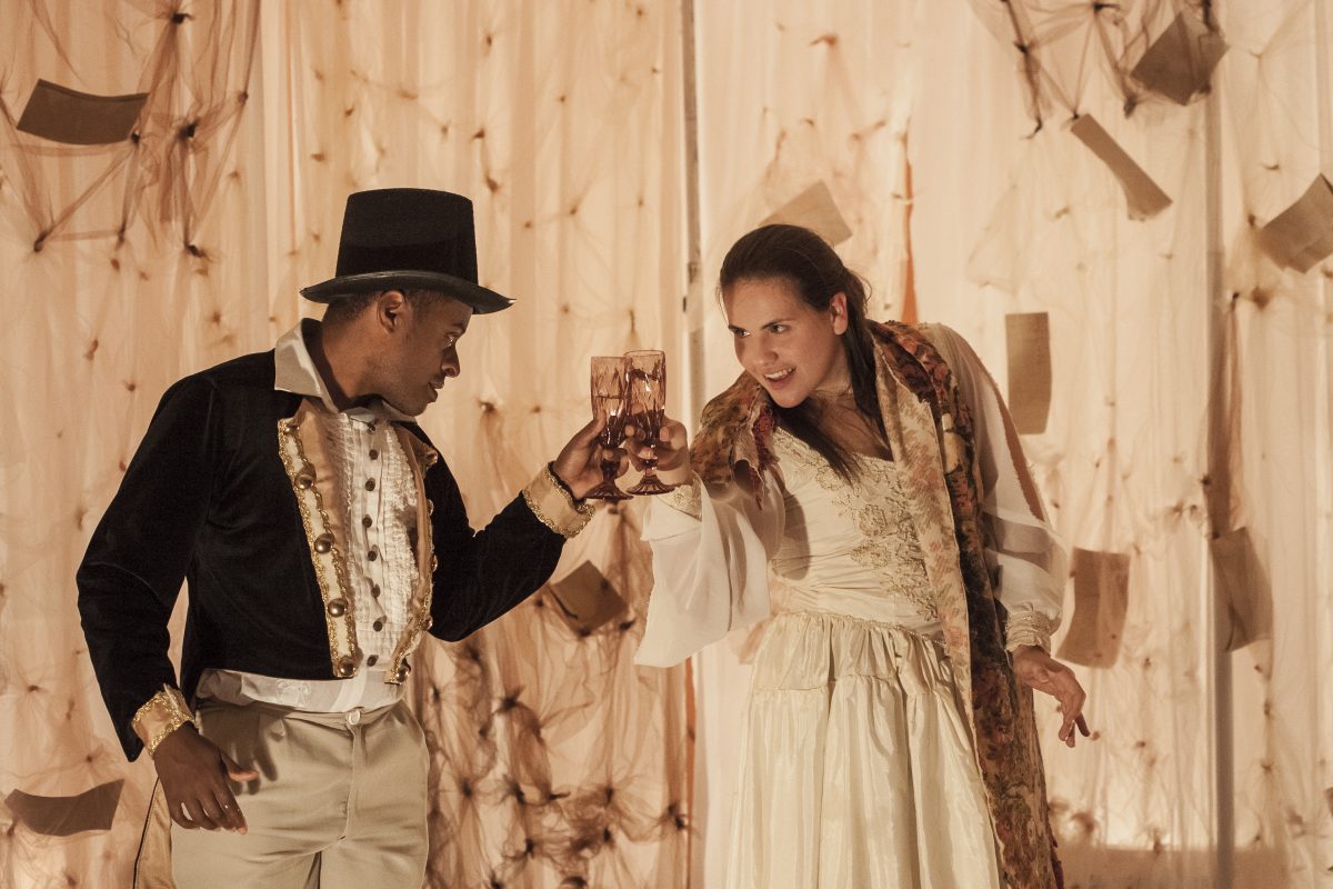 Espetáculo "Espectros", do Grupo Teatro da Casa, em apresentação na Escola Hercílio Deeke, em Blumenau