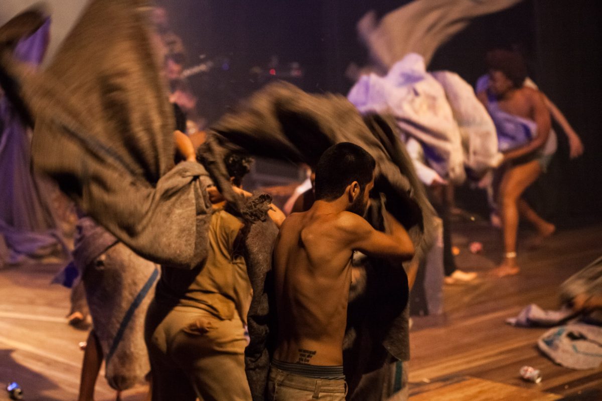 Confusão e muita movimentação em cena do espetáculo Benedites no Grande Auditório do Teatro Carlos Gomes