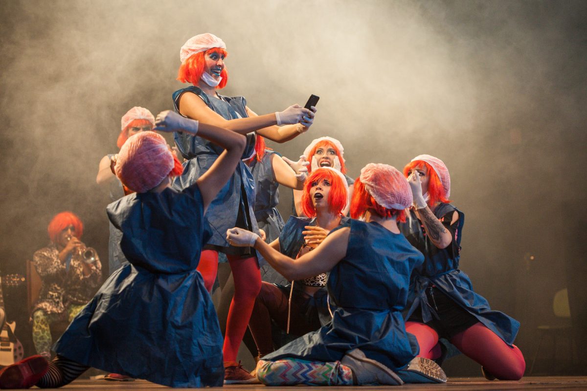 Cena do espetáculo Decadenta (Estelionatários – UnB – Brasília) no Festival de Teatro de Blumenau, em 2017
