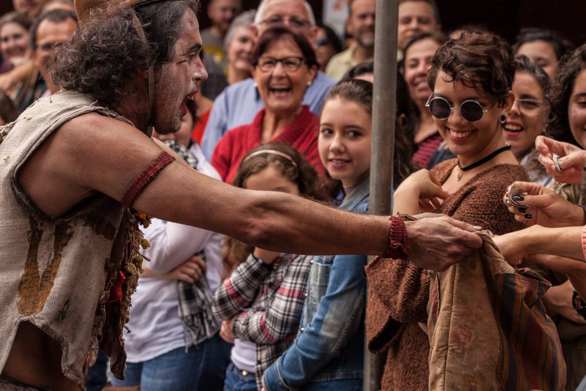 Júlia (Cirquinho do Revirado – Criciúma) levou teatro para as ruas de Blumenau durante o Festival de Teatro, em 2017
