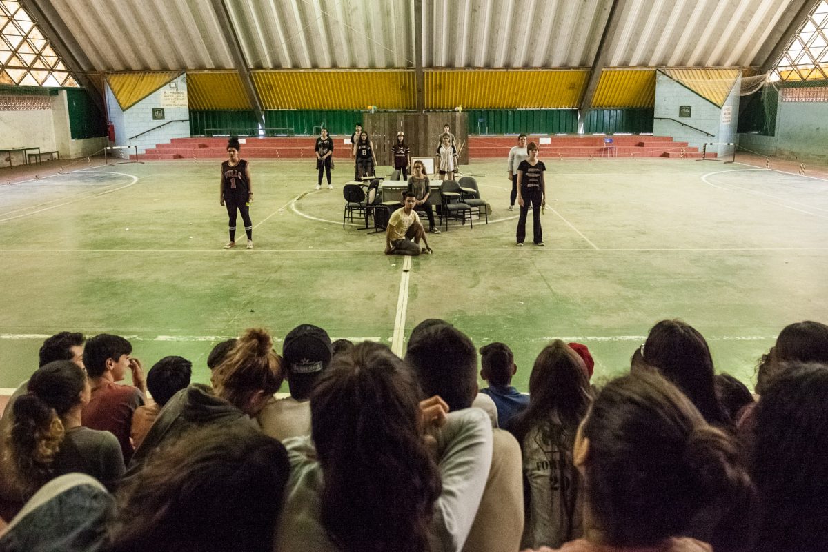 Atores do espetáculo Manifesto Prometeu diante do público em apresentação em uma escola pública de Blumenau
