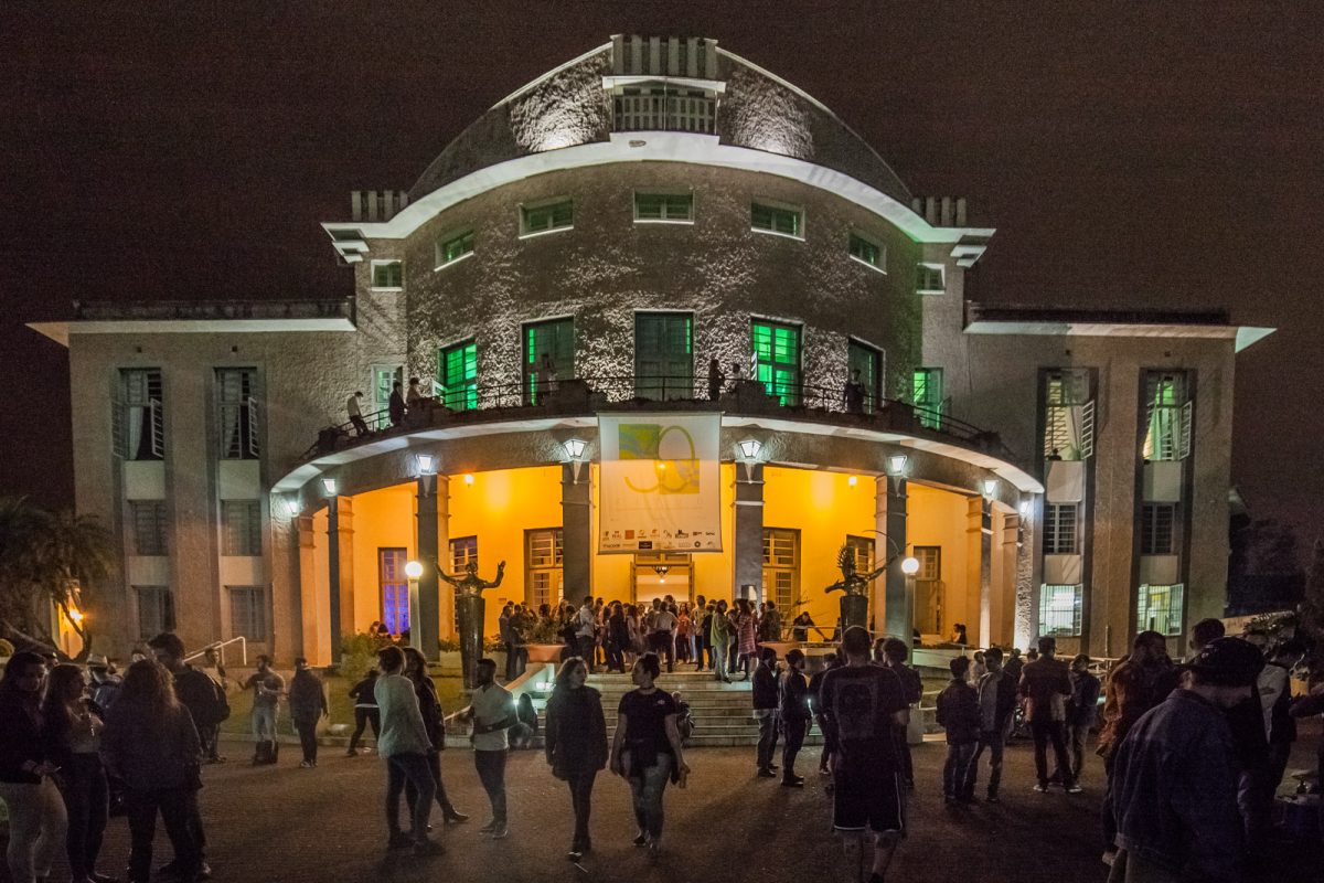 Fachada do Teatro Carlos Gomes, palco do 30º FITUB, em noite de celebração.