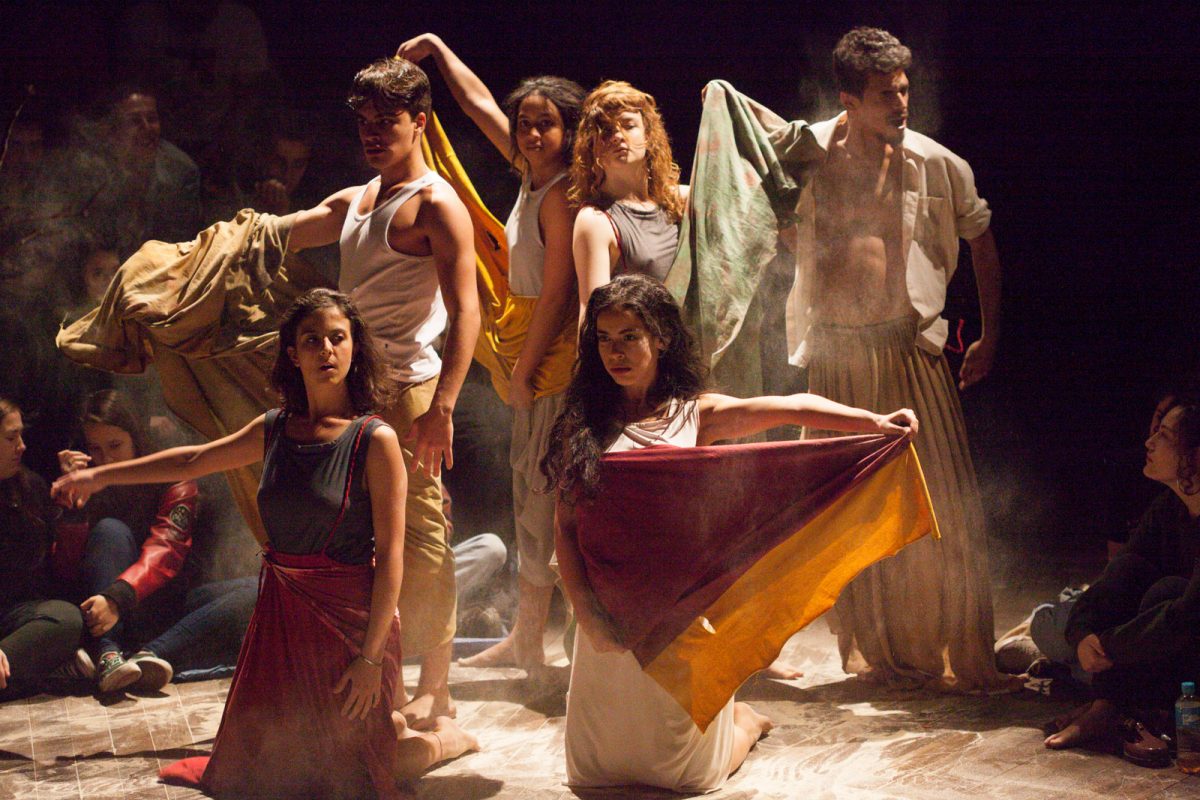 Atores do espetáculo de teatro Yerma (Incandescente Companhia – USP – São Paulo/SP) em cena
