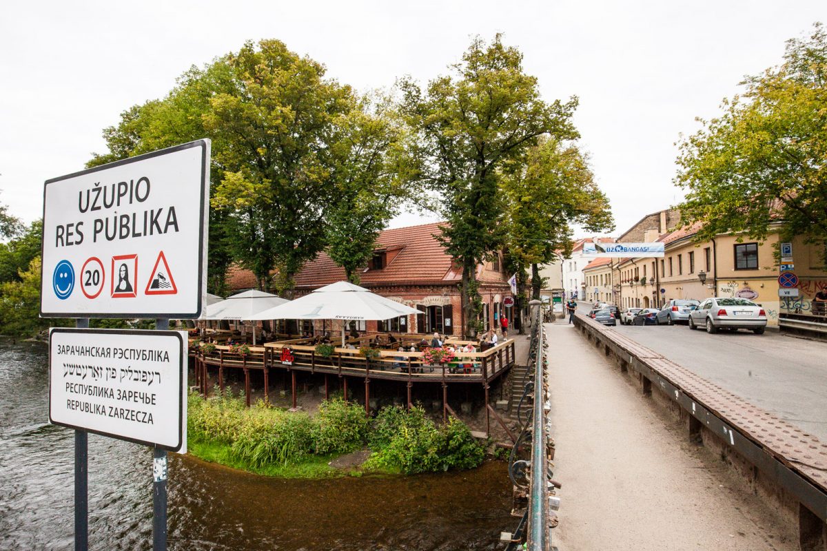 A ponte do bairro de Uzupis, em Vilnius, Lituânia, sinaliza a independência do bairro boêmio