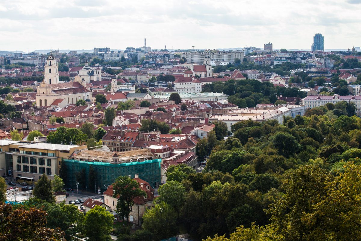 Vista panorâmica de Vilnius, a arborizada e histórica capital da Lituânia, durante o verão de 2016