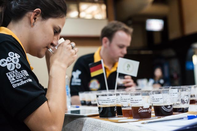 Jurados do Concurso Brasileiro de Cervejas, em Blumenau, avaliam mais de 3 mil cervejas