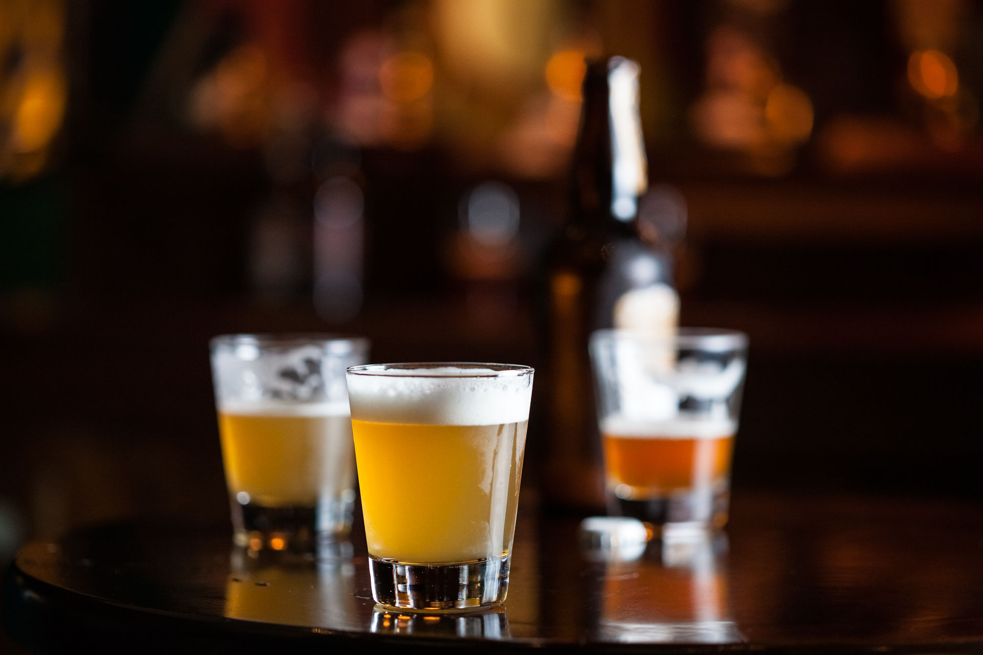 Cervejas servidas em uma mesa de bar