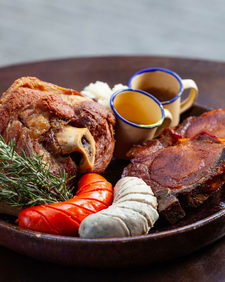 Prato com comidas típicas alemãs, salsichas e carne de porco